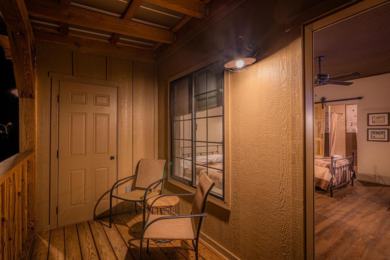 -Pet Friendly- Miners Cabin #5 -Two Double Beds - Private Balcony Tombstone Luaran gambar