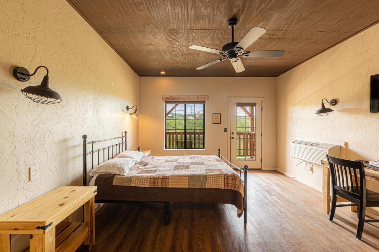 -Pet Friendly- Miners Cabin #5 -Two Double Beds - Private Balcony Tombstone Luaran gambar